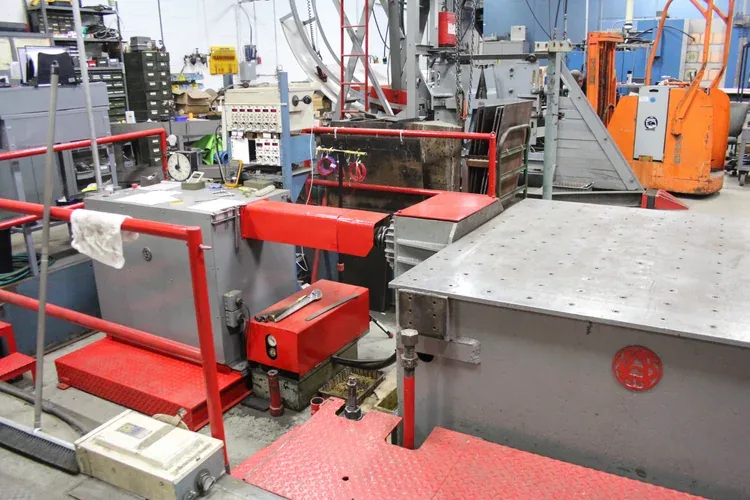LAB 5000 mechanical vibration machine on the test floor