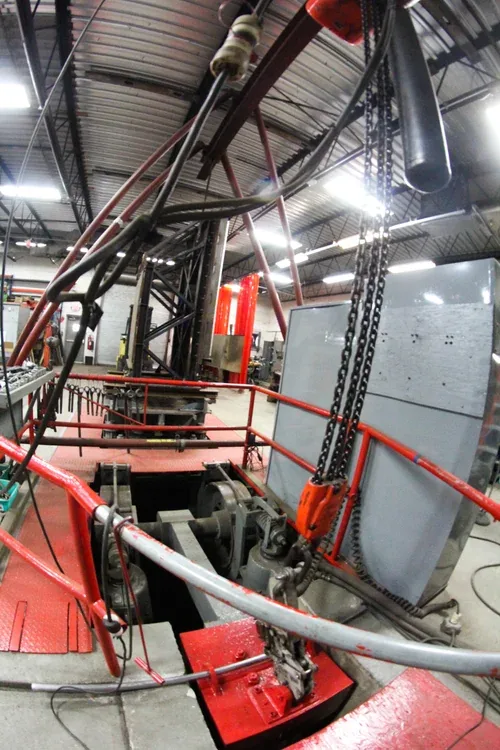 Mediumweight shock machine with suspended anvil over the test pit